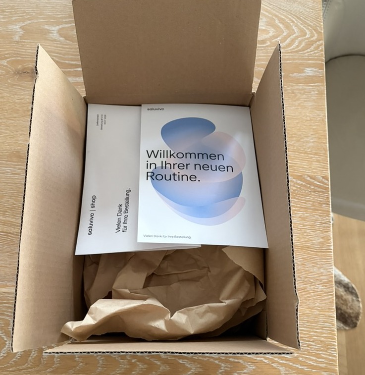 Geöffnetes Saluvivo-Paket mit Beilagekarte, geliefert an einen Kunden